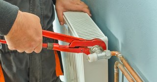 Установка радиаторов отопления в Ржеве - цена, стоимость от 1040 руб., работа в доме и квартире