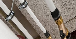 Замена труб водоснабжения в квартире: цена от 2080 руб. - СантехДомРжв